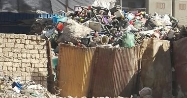  أكوام القمامة تغرق شوراع ميدان القومية