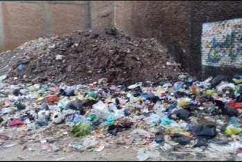  أولاد صقر| حشرات ضارة وروائح كريهة جراء انتشار القمامة في شوارع 