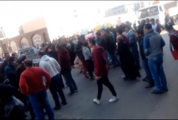  أهالي القنايات يتظاهرون لأجل اختفاء طالبة بالثانوية منذ أيام