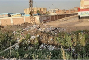 القمامة تحاصر مدارس قرية 