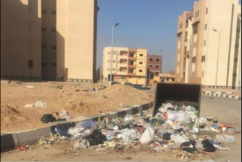  القمامة تنتشر في الحي 11 بالعاشر مع غياب المسئولين