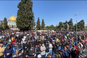  50 ألفًا يؤدون صلاة الجمعة في المسجد الأقصى