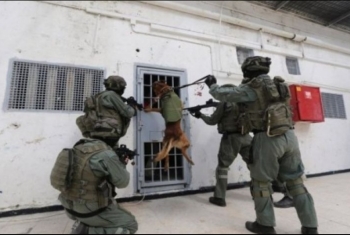  قوات القمع الصهيونية تقتحم قسماً في سجن جلبوع وتعتدي على الأسرى