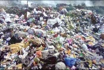  القمامة تحاصر قرية 