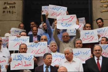  استقالات جماعية للأطباء من المستشفيات بسبب حبس زميل العاشر