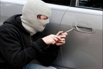  سرقة سيارة نائب مدير بنك على طريق بلبيس- العاشر