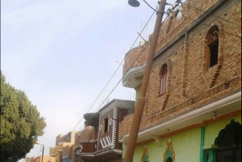  أعمدة الكهرباء المتهالكة تثير غضب أهالي نجع عبدالسلام بالحسينية