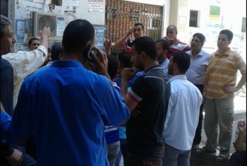  بالصور.. تظاهر عمال شركة العاشر للمشروعات أمام قسم الشرطة للمطالبة بمستحقاتهم