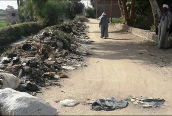  أهالي قرية بنايوس بالزقازيق يستغيثون بسبب الصرف الصحي والقمامة