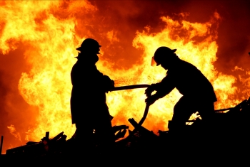  حريق هائل داخل مزرعة دواجن بكفر صقر