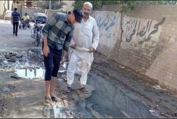  صور.. انتشار برك الصرف الصحي بشوارع كفر أباظة يهدد الأهالي