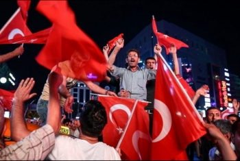  الأتراك يواصلون الاحتشاد على الميادين لدعم الديمقراطية