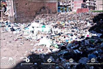  بالصور.. بلبيس تحت حصار تلال القمامة والصرف الصحي