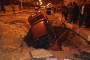  سقوط سيارة في حفرة بمدينة الصالحية الجديدة