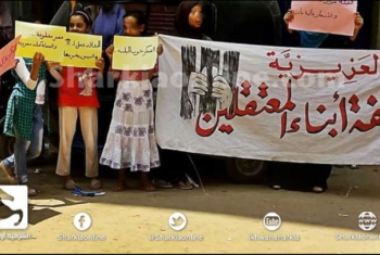 بالصور..  ابناء المعتقلين بقرية العزيزية يطالبون بالافراج عن ذويهم من سجون العسكر