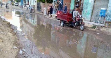  مياه المجاري تغرق الشوارع أمام محطة القطار ببلبيس ..والأهالي يشكون
