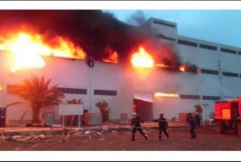  حريق داخل مصنع 