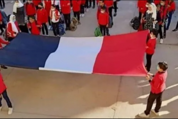  طلاب بدمياط يرفعون علم فرنسا في أول يوم دراسي