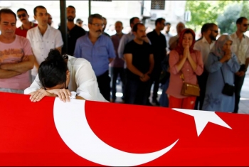  بالصور.. أهالي ضحايا تفجيرات مطار أتاتورك أثناء استقبال جثامين ذويهم