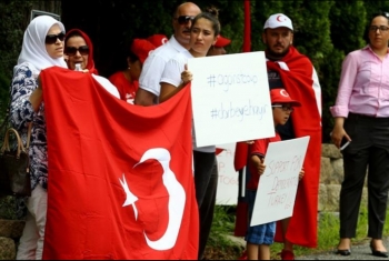 الأتراك يتظاهرون أمام قصر 