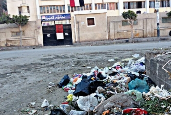  انتشار أكوام القمامة أمام الإدارة التعليمية ببلبيس