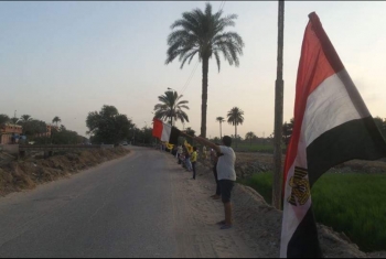  أعلام مصر تزين السلسلة البشرية لثوار القرين