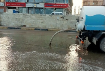  بسبب ارتفاع منسوب مياه البحر.. غرق وانهيار كورنيش الإسكندرية