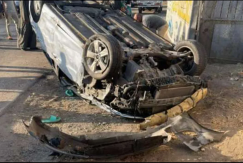  إصابة أم وطفليها في حادث انقلاب سيارة بالعاشر