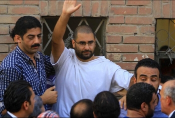  8 منظمات حقوقية تتضامن مع شهادة علاء عبد الفتاح عن التعذيب في السجون