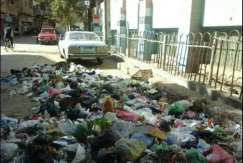  شكاوى من تراكم القمامة أمام مدرسة “صلاح سالم” بمنيا القمح