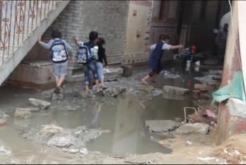  بالصور.. قرية بني حسن بأولاد صقر تغرق في برك الصرف الصحي