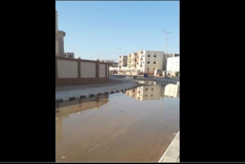  بالصور.. طفح مياه الصرف يثير غضب أهالي الحي الـ 12 بالعاشر من رمضان