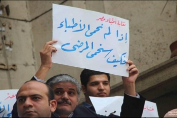  أطباء مصر غاضبون.. لماذا يهرب الطبيب للخارج في عهد السيسي؟