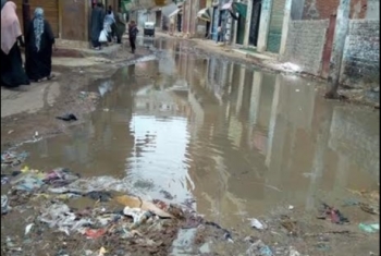  أهالي قرية ميت حبيب ببلبيس يستغيثون من انتشار مياه الصرف بالشوارع