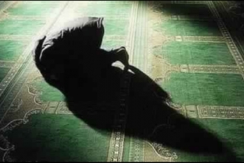  وفاة شاب ساجدًا أثناء صلاة الظهر في الحسينية
