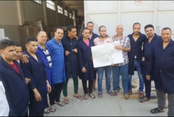  اعتصام عمال مصنع بالعاشر بعد غلقه دون صرف مستحقاتهم 