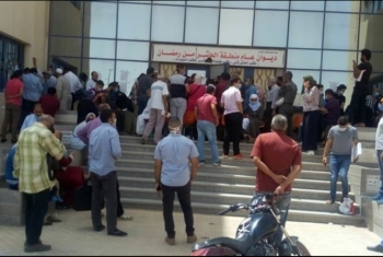  غضب بين المواطنين بسبب الزحام الشديد أمام مبنى مكتب تأمينات العاشر من رمضان