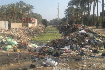  القرين.. مطالب بالتخلص من القمامة على حافة مصرف منطقة جرن أبوعون (صور)