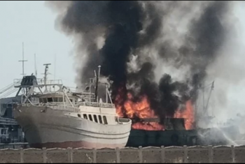  نشوب حريق بمنطقة تصنيع السفن بميناء الأتكة بالسويس