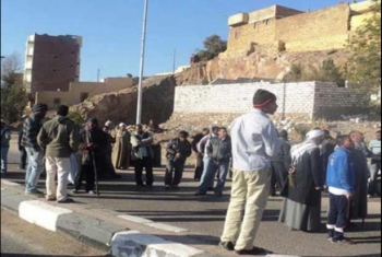  الأهالي يقطعون طريق بلبيس- القاهرة للمطالبة بإنشاء كوبري