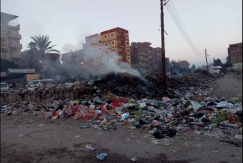  بالصور.. القمامة تغطي مدخل قرية كفر الحصر بالزقازيق