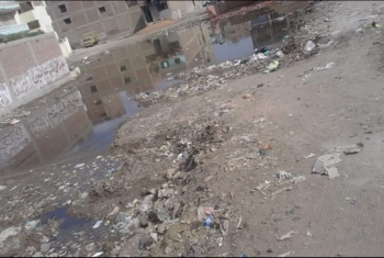  شوارع شبرا النخلة ببلبيس تغرق في مياه الصرف الصحي