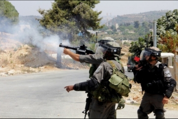  القوات الصهيونية تطلق النار على متظاهرين برام الله