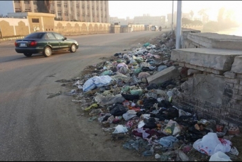  بالصور.. تلال القمامة تواجه جامعة الأزهر بالزقازيق