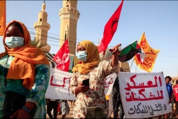  وسط مطالبات بتنحي الجيش.. محتجون يحاصرون قصر الرئاسة بالخرطوم