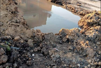  بسبب انفجار ماسورة.. شكاوى من إهدار وانقطاع المياه في قرية بالحسينية
