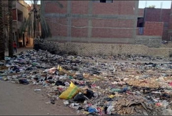  بالصور.. القمامة تؤرق حياة الأهالي بحي 