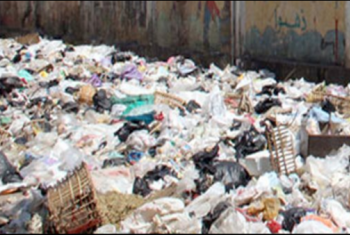 شكوى من تراكم القمامة أمام مدرسة “الأحرار” بأبوحماد