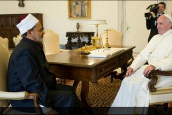  نشطاء ينددون بإهانة أحمد الطيب للأزهر أمام البابا