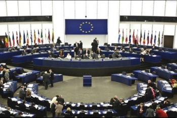  البرلمان الأوروبي يدعو بريطانيا للبدء بإجراءات الخروج